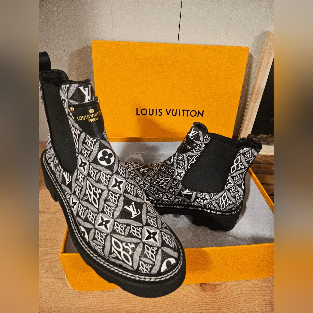 Chelsea boots black+white pull on shoe size 9 asian brand not LV
